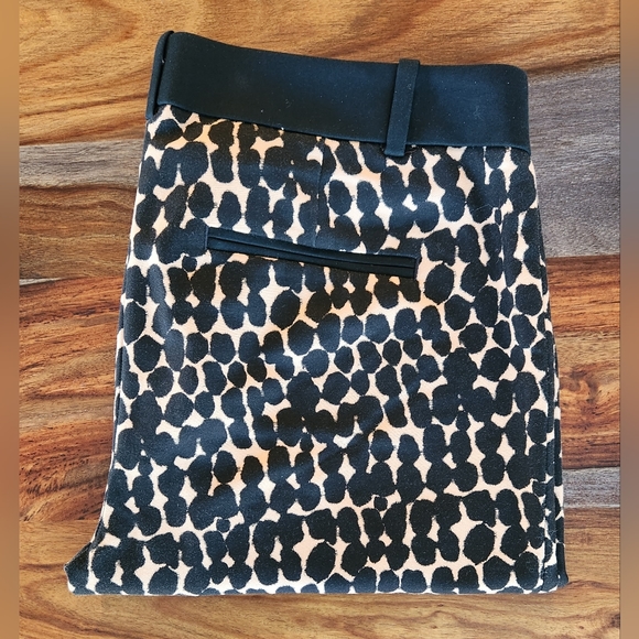 Loft size 6, Cropped Pants, Like New, 97% Cotton, 3% Spandex, Black Spots - Picture 2 of 8